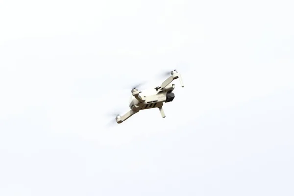 Drone Voador Fundo Branco — Fotografia de Stock