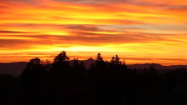 Jetd dağlarıyla Jizera Dağları üzerinde turuncu gün batımı, günbatımı ile arka plan