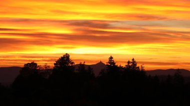 Gün batımında Jetd Dağı 'ndaki TV vericisi.