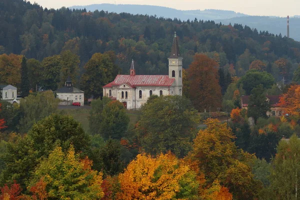 Jesienny Krajobraz Górach Starym Kościołem — Zdjęcie stockowe