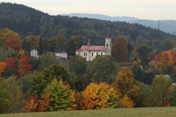古い教会のある山の秋の風景 — ストック写真
