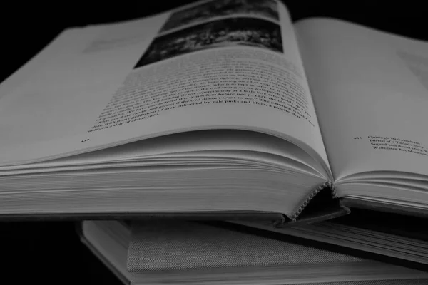 Egy Halom Régi Könyv Egy Asztalon Fekete Háttérrel — Stock Fotó