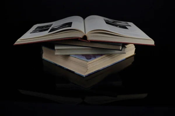 Egy Halom Régi Könyv Egy Asztalon Fekete Háttérrel — Stock Fotó