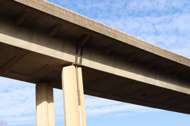 Karayolu köprüsü, mavi gökyüzü