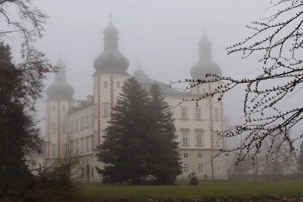 Κάστρο Vrchlabi Στην Ομίχλη — Φωτογραφία Αρχείου