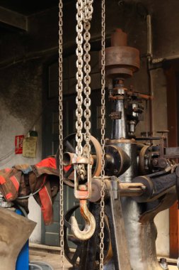 Eski bir fabrikanın ortasında bir kanca.