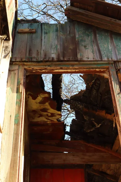 파괴된 버려진 집에서 — 스톡 사진