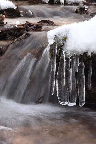 Rampouchy Zamrzlém Potoce Zimní Krajina — Stock fotografie