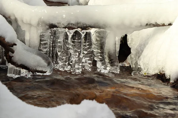 Donmuş Bir Derede Buz Saçakları Kış Manzarası — Stok fotoğraf
