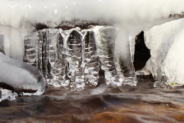 Eiszapfen Einem Zugefrorenen Bach Winterlandschaft — Stockfoto