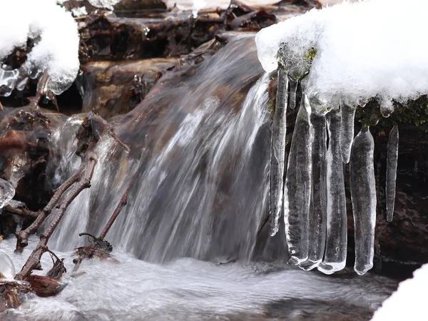 Donmuş Bir Derede Buz Saçakları Kış Manzarası — Stok fotoğraf