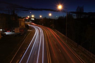 Gece şehri, sokak lambaları ve araba ışıkları