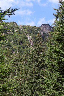 Labsky dul, bir dağ vadisinde bir patika etrafındaki kayaları görüyor.