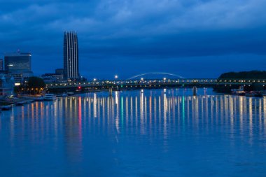 Geceleyin eski köprü, Bratislava 'daki Tuna Nehri üzerindeki en eski köprü..