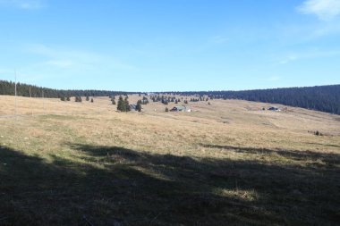 Renner 'ın Giant Dağları' ndaki kulübelerinin sonbaharda görüntüsü