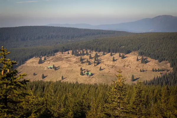 Klinove kulübeleri, Dev Dağlar manzarası, sonbahar dağ manzarası.