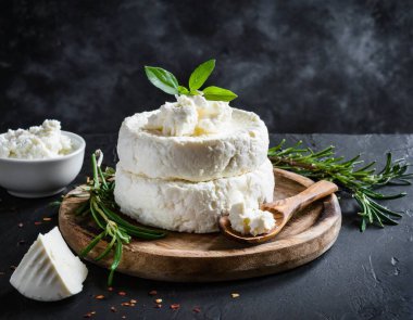 Koyu arkaplanda Ricotta peyniri. Bu resim yapay zekayla oluşturuldu ve bir referans resmi kullanıldı.