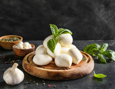 Koyu arkaplanda Mozzarella peyniri. Bu resim yapay zekayla oluşturuldu ve bir referans resmi kullanıldı.