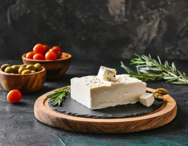 Koyu arkaplanda Feta peyniri. Bu resim yapay zekayla oluşturuldu ve bir referans resmi kullanıldı.