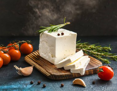 Koyu arkaplanda Feta peyniri. Bu resim yapay zekayla oluşturuldu ve bir referans resmi kullanıldı.