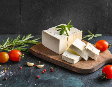 Koyu arkaplanda Feta peyniri. Bu resim yapay zekayla oluşturuldu ve bir referans resmi kullanıldı.