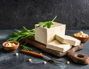 Koyu arkaplanda soya peyniri. Bu resim yapay zekayla oluşturuldu ve bir referans resmi kullanıldı.