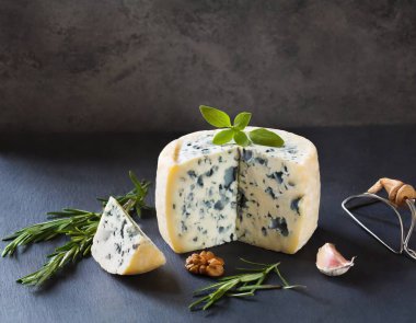 Koyu arkaplanda mavi peynir. Bu resim yapay zekayla oluşturuldu ve bir referans resmi kullanıldı.