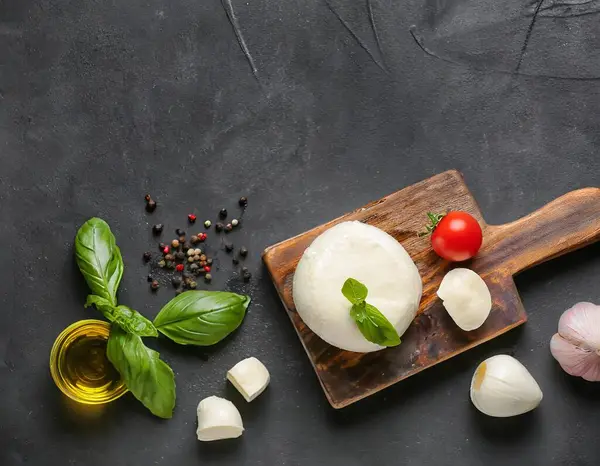 Koyu arkaplanda Mozzarella peyniri. Bu resim yapay zekayla oluşturuldu ve bir referans resmi kullanıldı.