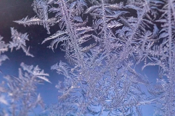 Pencere buzu, kristalleşme. Soğuk kışta cam üzerindeki buz dokusu. Kış arkaplanı.