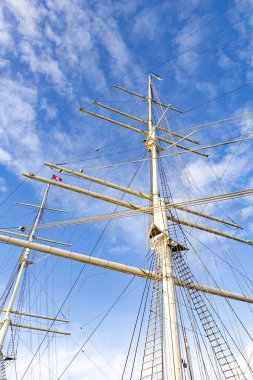 Direkler beyaz bulutlu güzel mavi gökyüzünün arka planında. Dikey görünüm