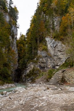 Partnachklamm 'ın üst girişi. Alpler 'deki Garmisch Partenkirchen yakınlarında bir nehir..