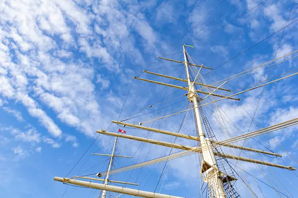 Beyaz direkler beyaz bulutlu güzel mavi gökyüzünün arka planında. Boşluğu kopyala