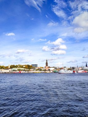 Hamburg Limanı 'nın dikey görüntüsü Elbe Nehri üzerinde bir buharlı gemi görünüyor. Beyaz bulutlu parlak mavi gökyüzü