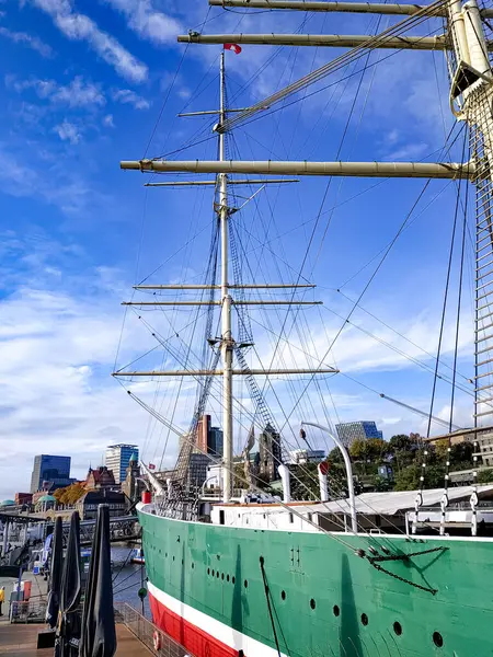 Güneşli bir günde Hamburg Limanı 'ndaki Rickmer Rickmers müzesi gemisinin direğinin dikey fotoğrafı..
