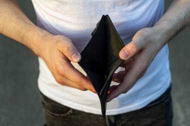 Erkek eli boş bir siyah cüzdan taşıyor. Para ya da finansal kriz kavramı yok..