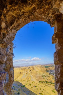 Uçurumdaki bir Osmanlı Kalesi 'nin ve Kuzey İsrail' deki Arbel Ulusal Parkı 'ndaki Nitai Dağı' nın kalıntılarının görüntüsü.
