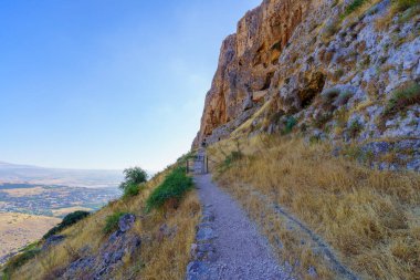 Kuzey İsrail 'deki Arbel Dağı Ulusal Parkı' ndaki bir uçurumun üzerindeki Osmanlı Kalesi 'nin kalıntılarının görüntüsü