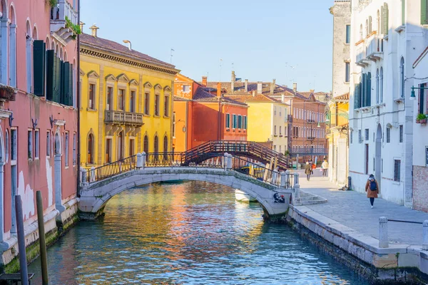 ヴェネツィア イタリア 2022年3月1日 ヴェネツィア ヴェネト 北イタリアのカラフルな建物 ボート 地元の人々や訪問者と運河の眺め — ストック写真