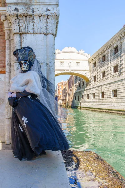 ヴェネツィア イタリア 2022年3月1日 ヴェネツィアのマスクカーニバル ヴェネト イタリアの一部であるため息の橋の前に伝統的な衣装を着た女性 — ストック写真