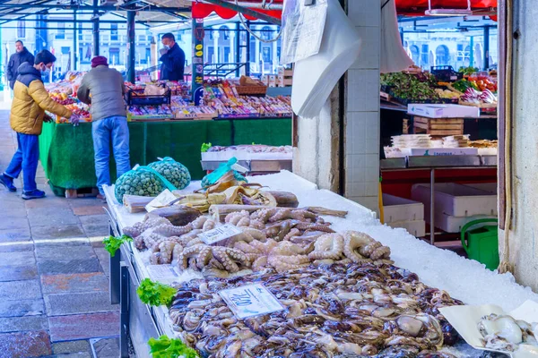 Venice Italy March 2022 Scene Rialto Market Seafood Sale Sellers — Stock Photo, Image