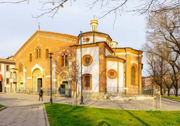 Milan Itálie Března 2022 Pohled Baziliku Sant Eustorgio Místními Obyvateli — Stock fotografie