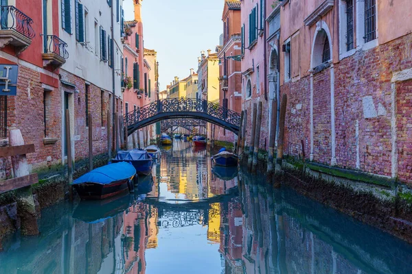 Vista Canal Rio Falice Com Edifícios Barcos Pontes Veneza Veneto — Fotografia de Stock