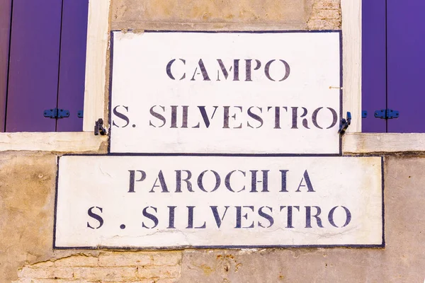 Vista Una Calle Típica Signos Nombre Cuadrado Venecia Véneto Norte — Foto de Stock