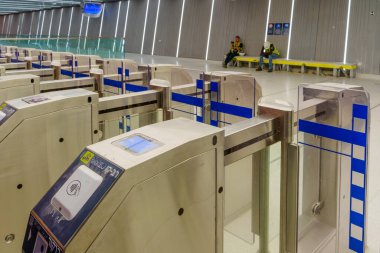 Tel-Aviv, İsrail - 26 Mayıs 2022: Tel-Aviv, İsrail 'de işçilerle birlikte Allenby metro istasyonunun (son inşa aşamasında) görüntüsü