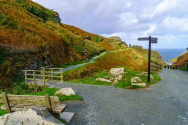 Tintagel, İngiltere - 15 Ekim 2022: Tintagel, Cornwall, İngiltere, İngiltere 'de patika, yön tabelaları ve ziyaretçilerin görüntüsü