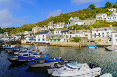Polperro, İngiltere - 16 Ekim 2022: İngiltere 'nin Cornwall kentindeki Polperro köyünün balıkçı limanının görüntüsü