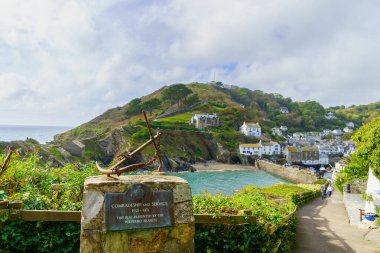 Polperro, İngiltere - 16 Ekim 2022: Polperro, Cornwall, İngiltere 'deki balıkçı köyünde kaybolan denizcilere ait anıt görüntüsü