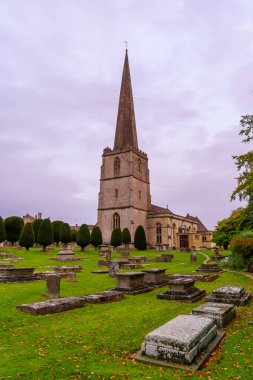 Painswick, İngiltere - 16 Ekim 2022: St. Mary Kilisesi ve mezarlığı, Painswick, Cotswolds bölgesi, İngiltere