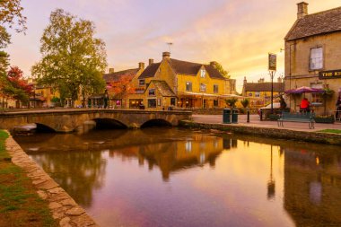 Bourton-on-the-Water, İngiltere - 17 Ekim 2022: Tipik evler, Windrush nehri, yerliler ve ziyaretçiler, Bourton-on-the-Water, Cotswolds bölgesi, İngiltere, İngiltere