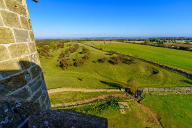 Broadway, İngiltere - 18 Ekim 2022: Cotswolds bölgesindeki Broadway Kulesi 'nden bakıldığında kırsal manzaranın görüntüsü